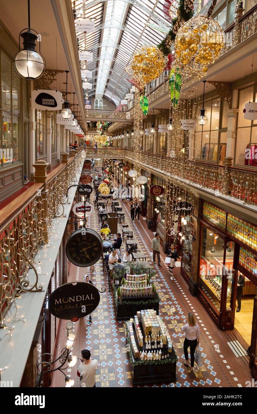 Strand Arcade Sydney; People shopping all'interno il Victorian shopping arcade su Pitt Street, il centro cittadino di Sydney, Sydney Australia Foto Stock