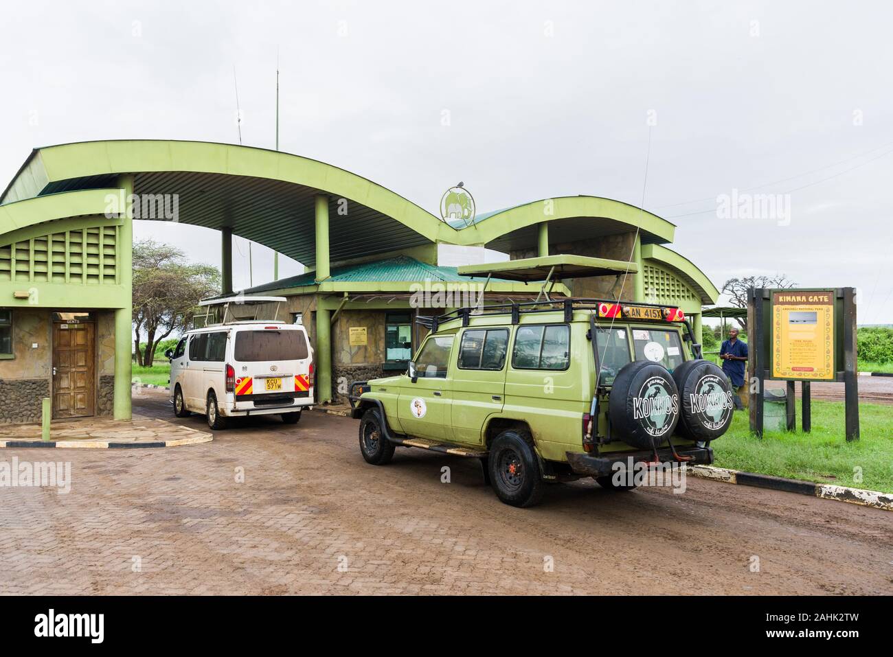 Gate Kimana entrata principale del Parco Nazionale Amboseli con 4x4 al gate, Kenya Foto Stock