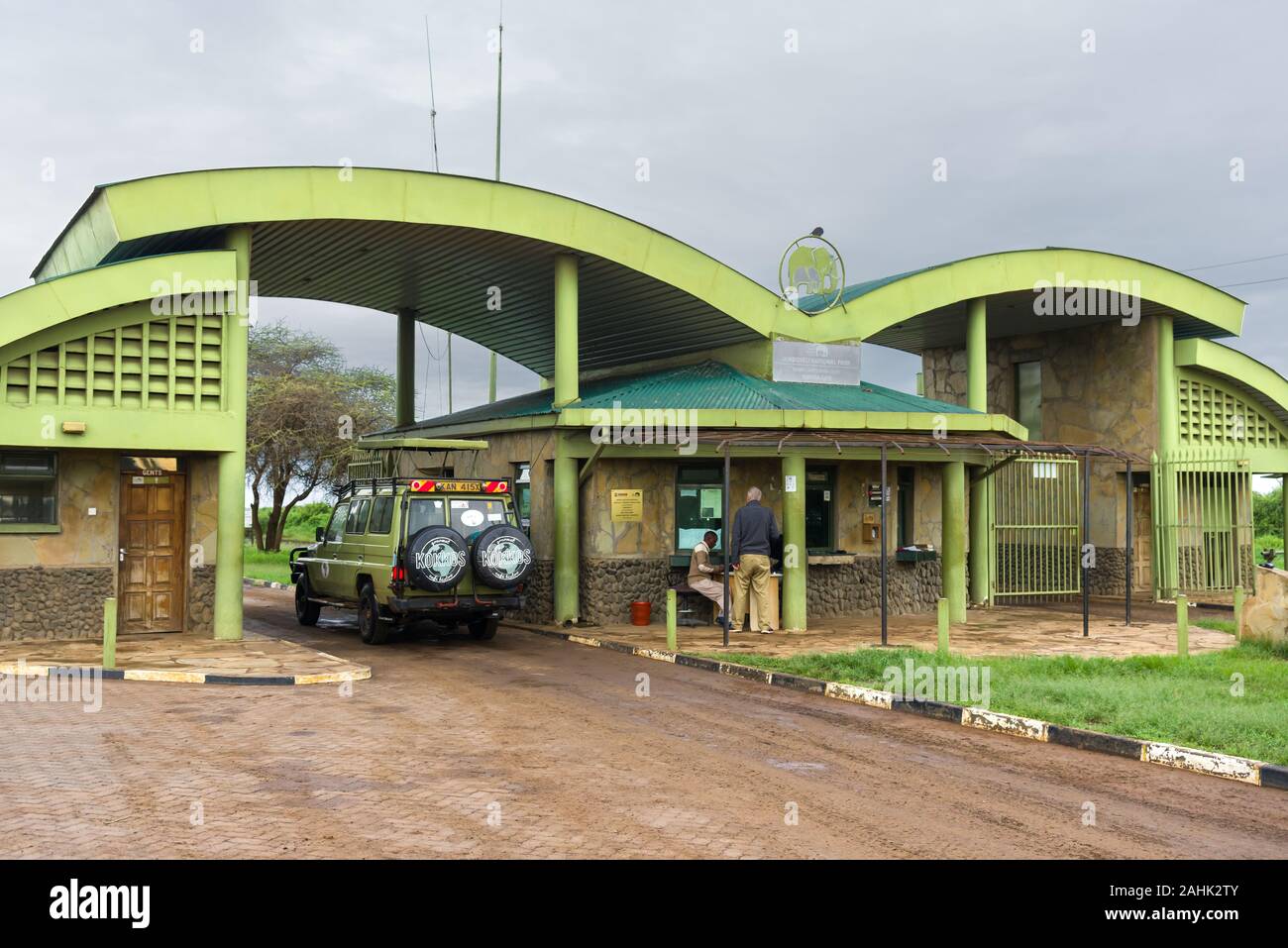 Gate Kimana entrata principale del Parco Nazionale Amboseli con 4x4 al gate, Kenya Foto Stock