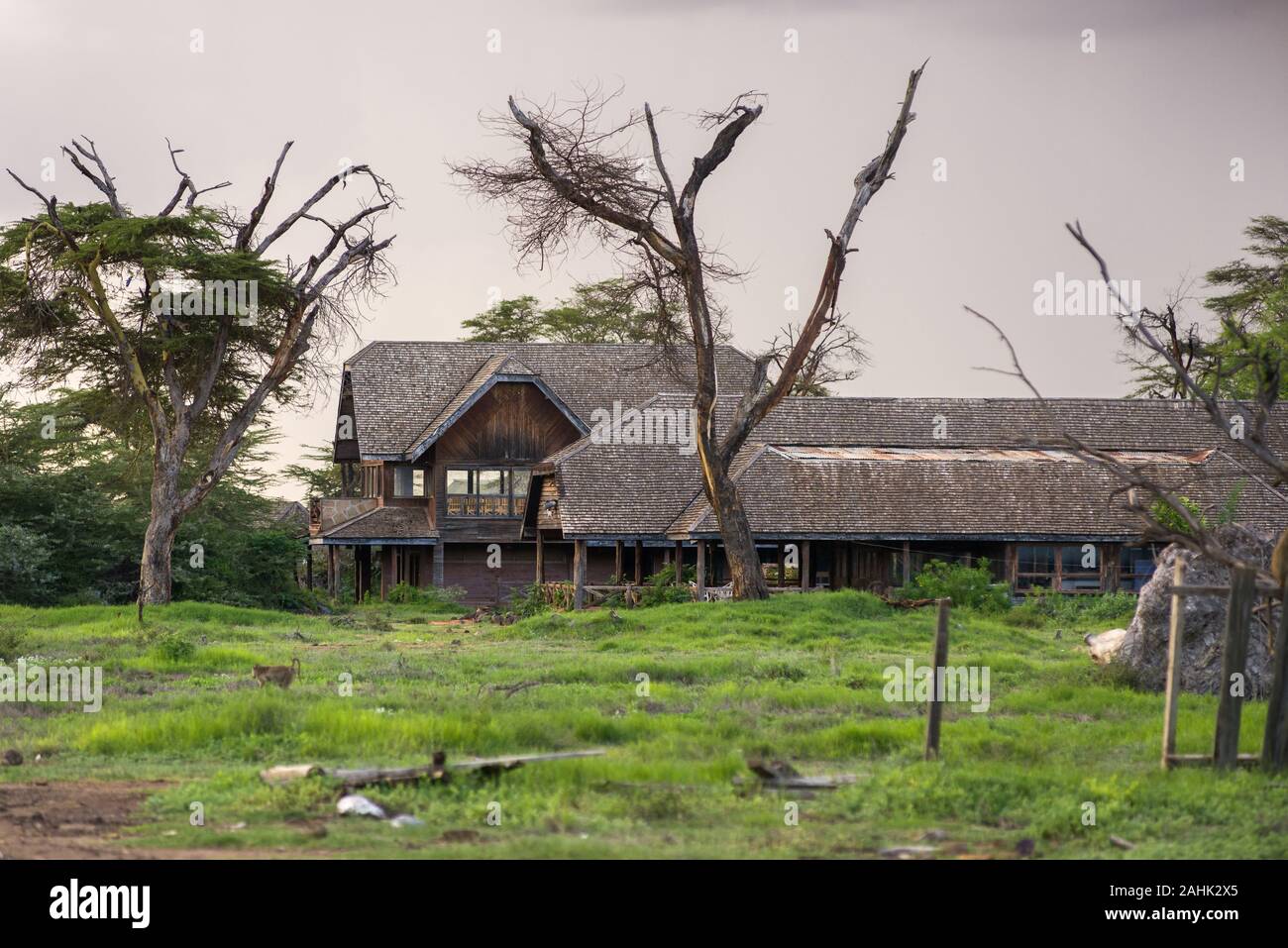 Esterno dell'abbandonato Amboseli Lodge, Amboseli National Park, Kenya Foto Stock