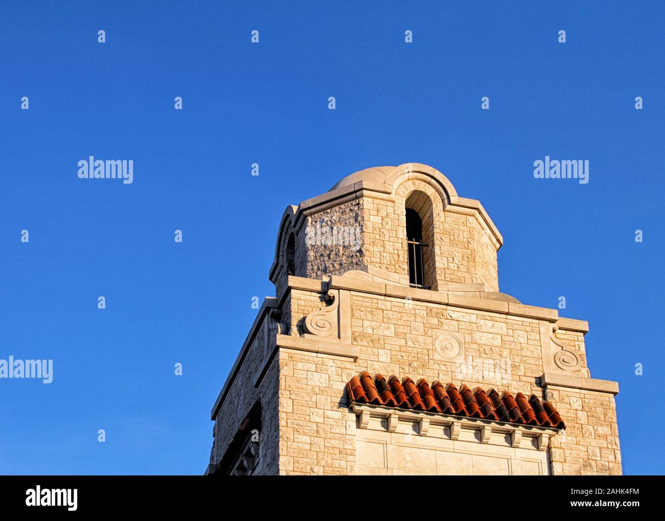La cima della torre della Union Station in stile coloniale spagnolo vicino al centro di Oklahoma City si distingue contro un brillante cielo blu. Foto Stock