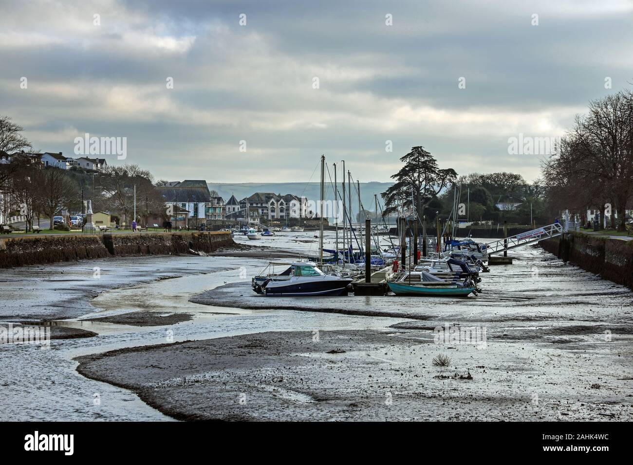 Ormeggiate imbarcazioni a bassa marea a Kingsbridge Creek, Devon Foto Stock
