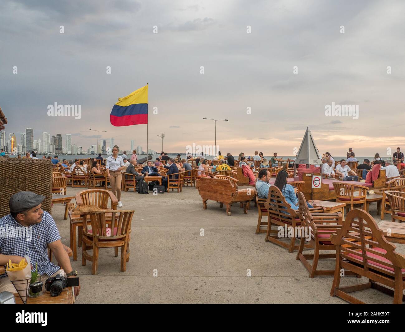 Cartagena de Indias - Colombia, 13 novembre 2019 - Le persone che attendono il tramonto al Cafe del mar in Cartagena de Indias - Colombia Foto Stock