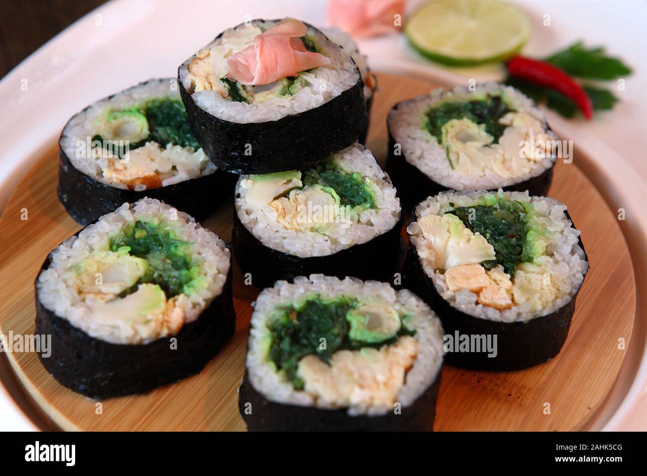 Sushi set - diversi tipi di Maki Sushi e nigiri sushi. Servita su legno scuro tavolo. Foto Stock