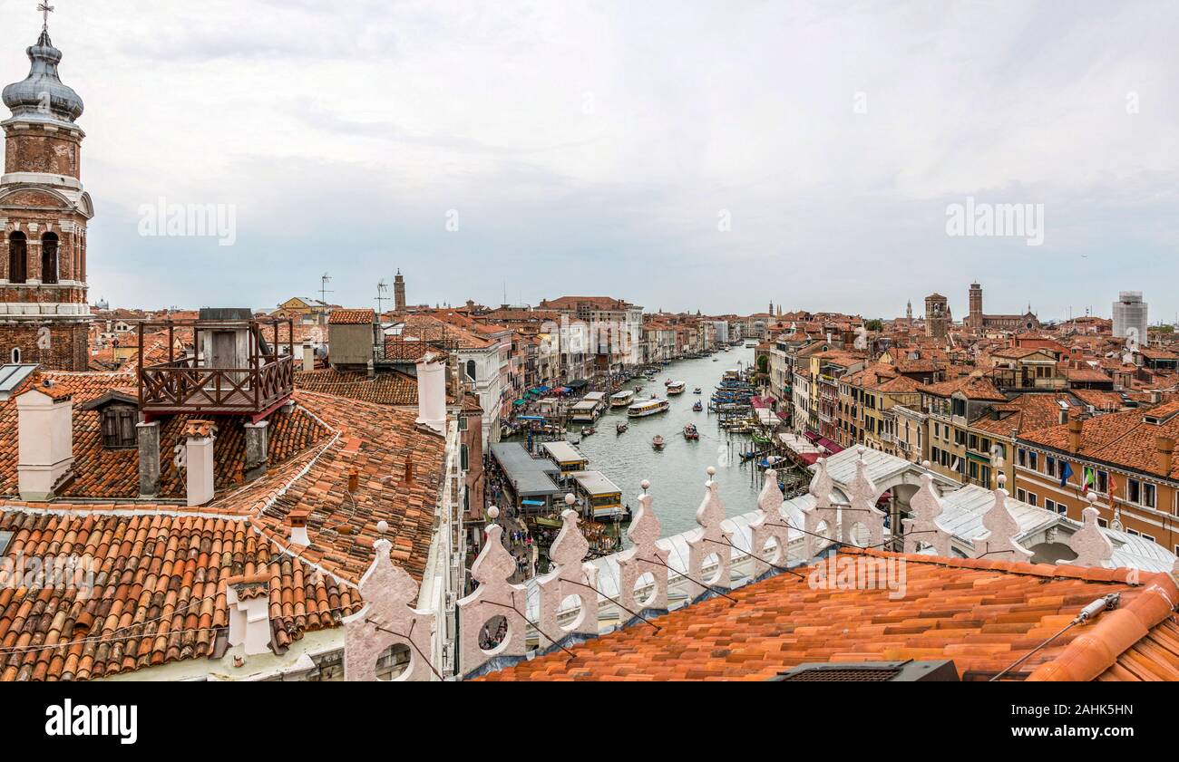 Venezia, Italia - 22 agosto 2019: vista di Venezia dal tetto di una casa. Foto Stock