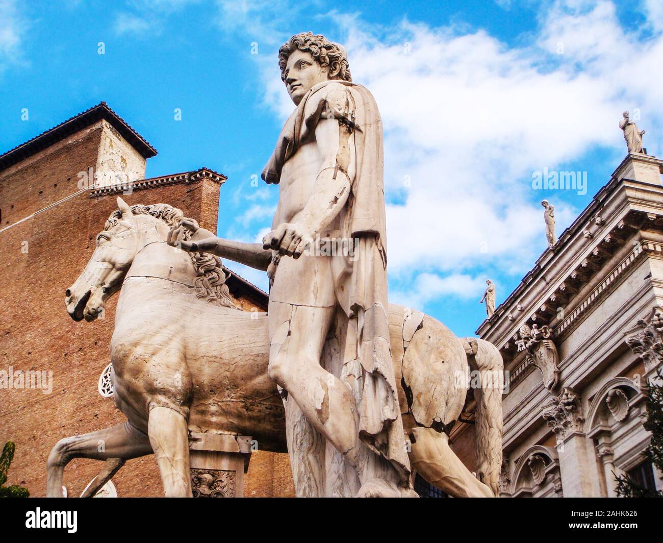 Guardando verso l'alto una statua dei DioscurI che confina con Piazza del Campidoglio il Campidoglio a Roma, Italia Foto Stock