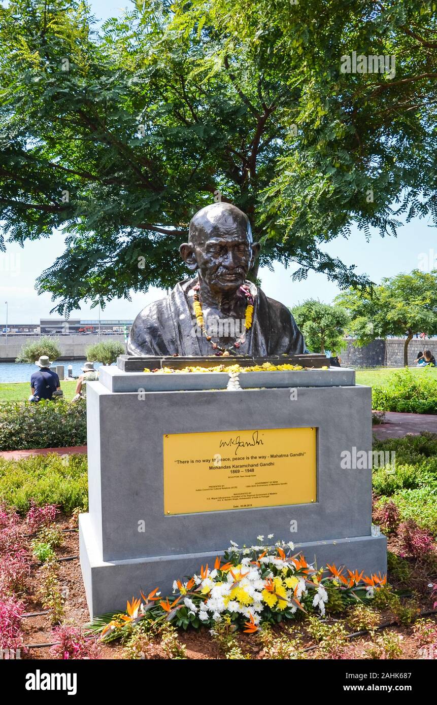 Funchal, Madeira, Portogallo - Sep 10, 2019: memoriale del Mahatma Gandhi, famoso Indian anti-nazionalista coloniale, la capitale di Madeira. Park e il porto in background. Foto verticale. Foto Stock