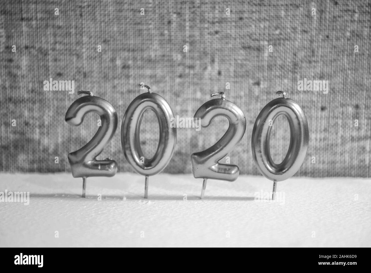 Torino, Italia. 29 Dic, 2019. Torino, Italy-December 29, 2019: Felice Anno Nuovo 2020- Simbolo dal numero 2020 con la luce in tenebre Credito: Stefano Guidi/ZUMA filo/Alamy Live News Foto Stock