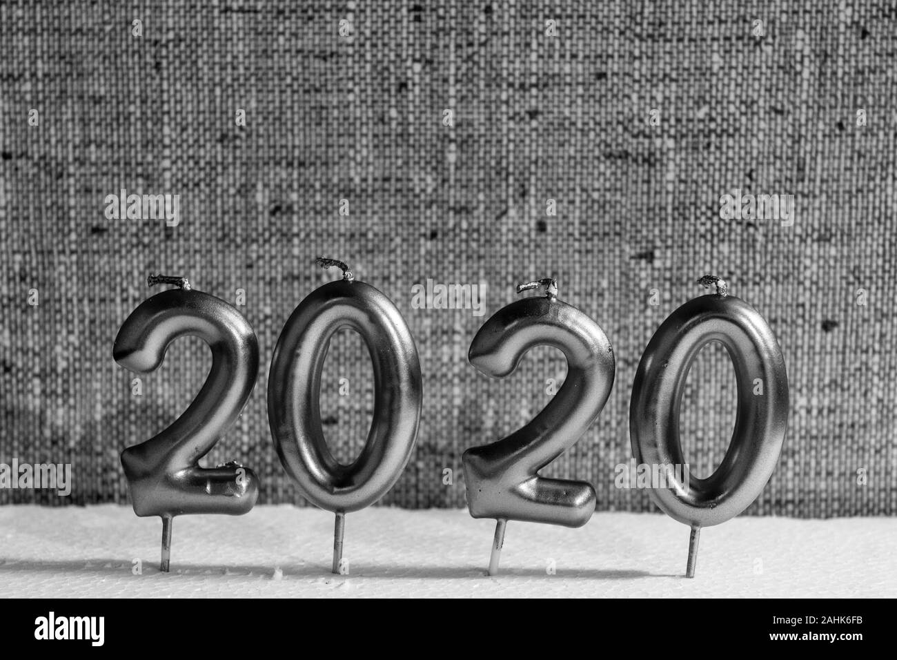 Torino, Italia. 29 Dic, 2019. Torino, Italy-December 29, 2019: Felice Anno Nuovo 2020- Simbolo dal numero 2020 con la luce in tenebre Credito: Stefano Guidi/ZUMA filo/Alamy Live News Foto Stock