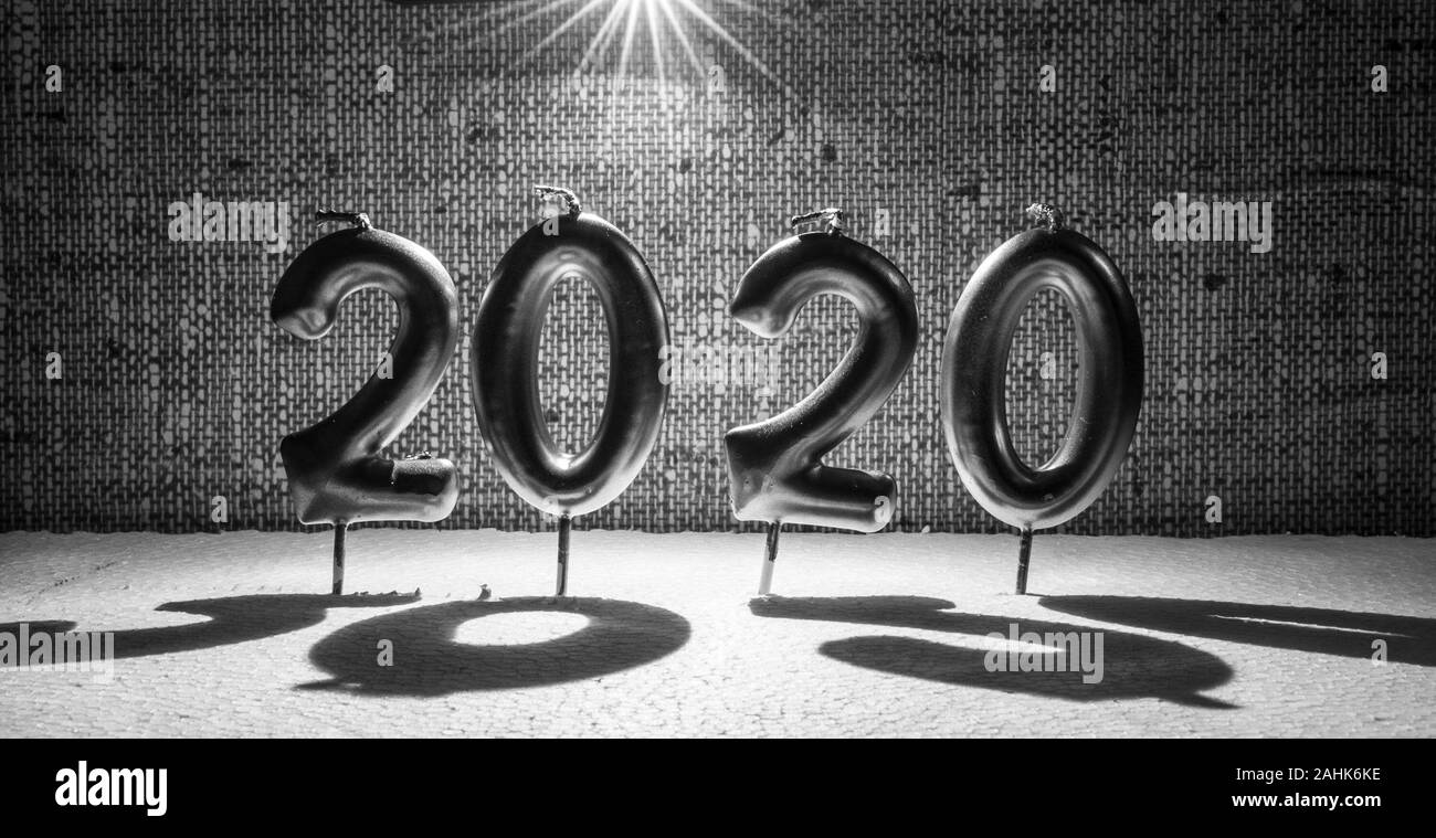 Torino, Italia. 29 Dic, 2019. Torino, Italy-December 29, 2019: Felice Anno Nuovo 2020- Simbolo dal numero 2020 con la luce in tenebre Credito: Stefano Guidi/ZUMA filo/Alamy Live News Foto Stock