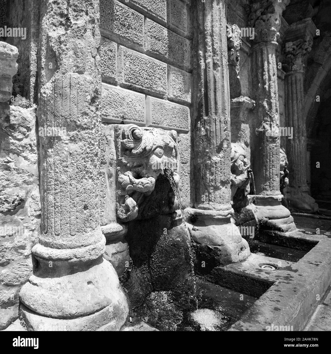 Visto qui in formato monocromatico è la Fontana Rimondi a Rethymnon, un popolare luogo di interesse sul percorso turistico in Creta. Foto Stock