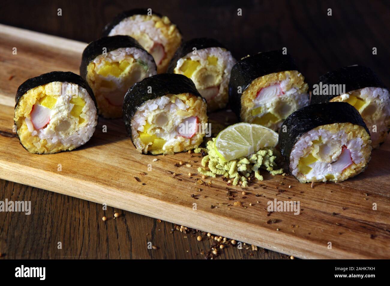 Sushi set - diversi tipi di Maki Sushi e nigiri sushi. Servita su legno scuro tavolo. Foto Stock