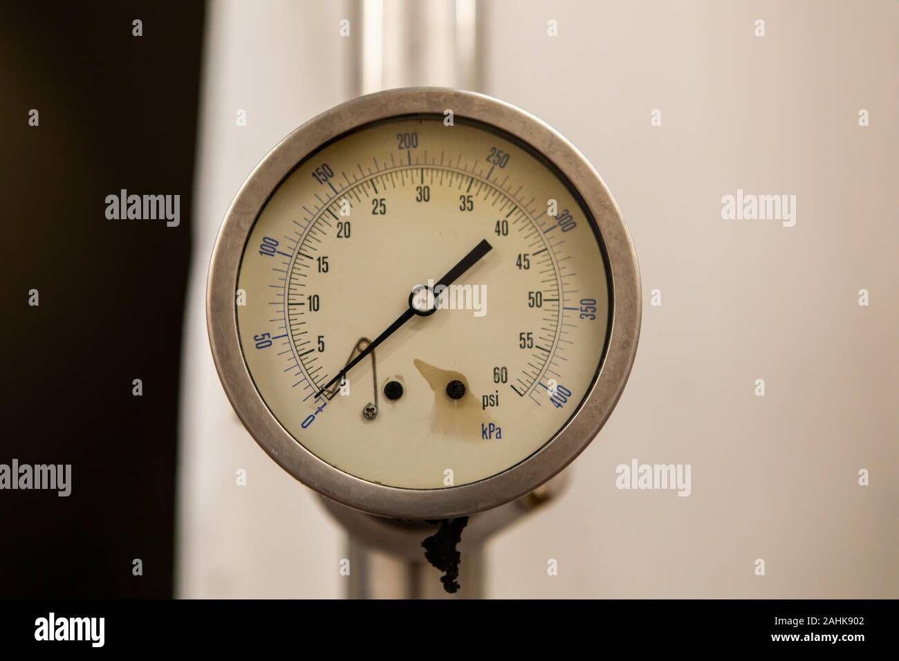 Misurazione della pressione manometro analogico metro in psi o kPa, vuotometri manometro, messa a fuoco selettiva vista ravvicinata, con l'ago 0 Foto Stock