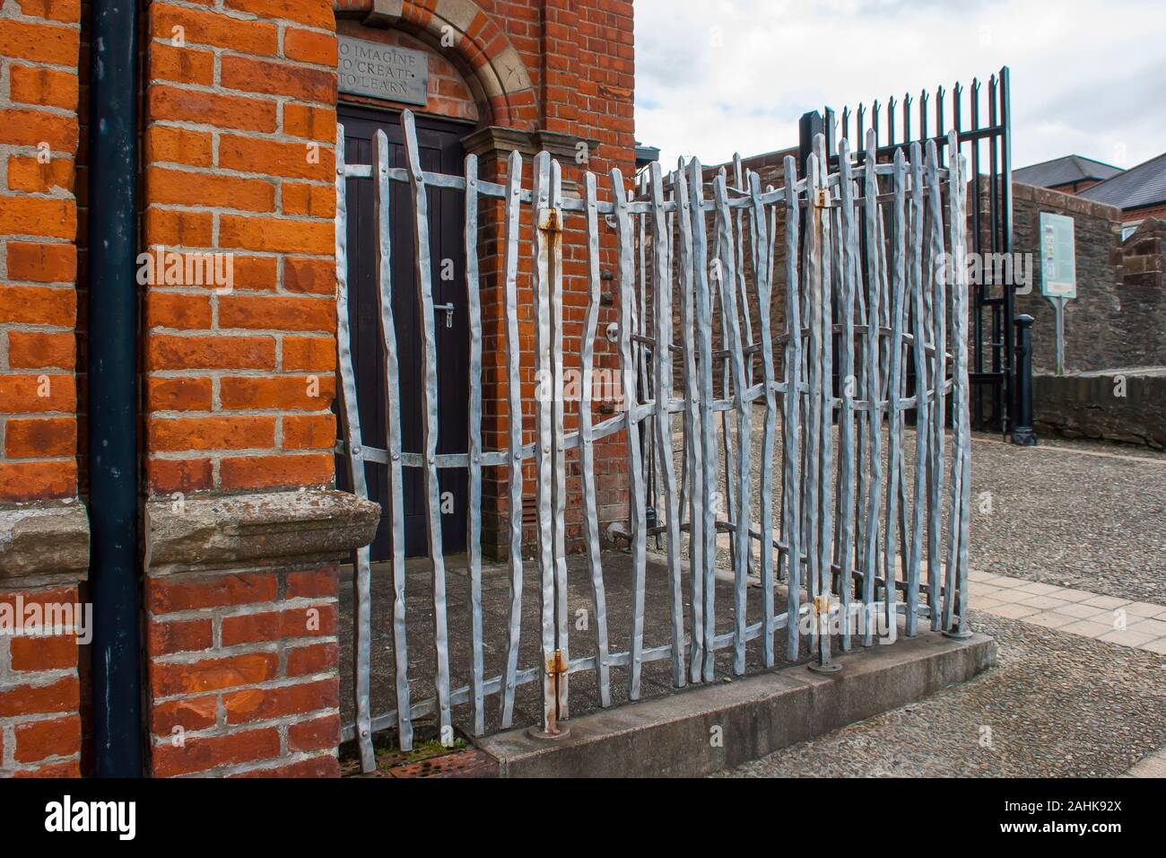 13 luglio 2014 unico ferro battuto metal work a guardia della porta laterale per il verbale di Arts Center per le arti e di alfabetizzazione sul walles della città antica o Foto Stock