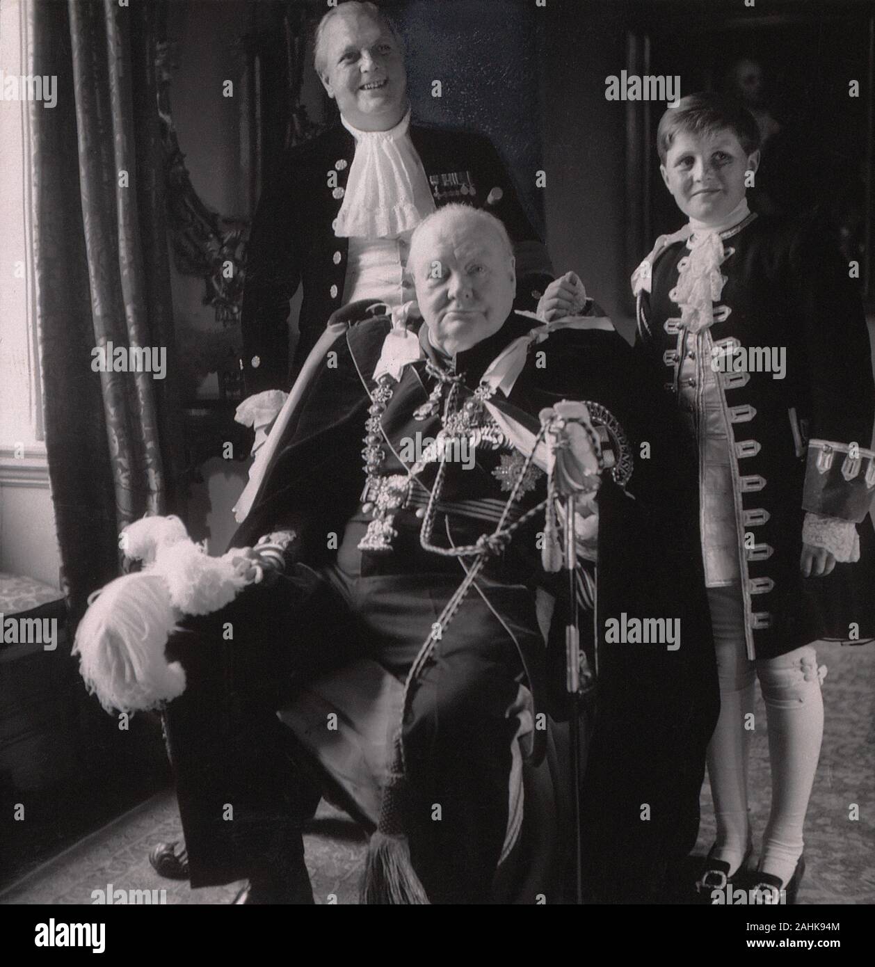 Il Primo ministro inglese Winston Churchill con suo Figlio Randolph e nipote Winston, indossa vesti di incoronazione, a incoronazione della Regina Elisabetta II, fotografia di Toni Frissell, Giugno 2, 1953 Foto Stock