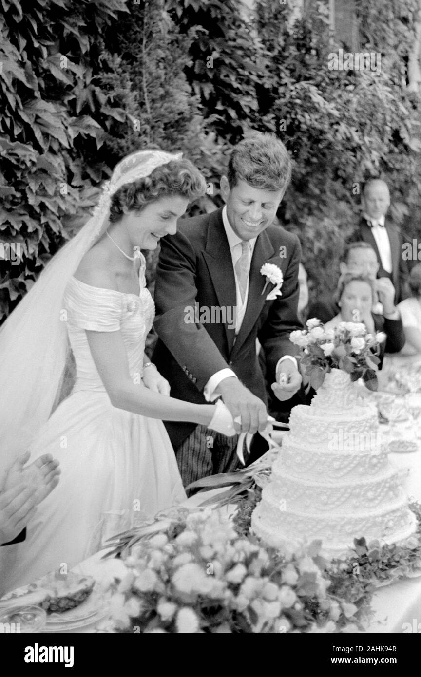 Jacqueline Bouvier Kennedy e il Senatore John Fitzgerald Kennedy il taglio della torta al loro ricevimento di nozze, Newport, Rhode Island, STATI UNITI D'AMERICA, fotografia di Toni Frissell, Settembre 12, 1953 Foto Stock
