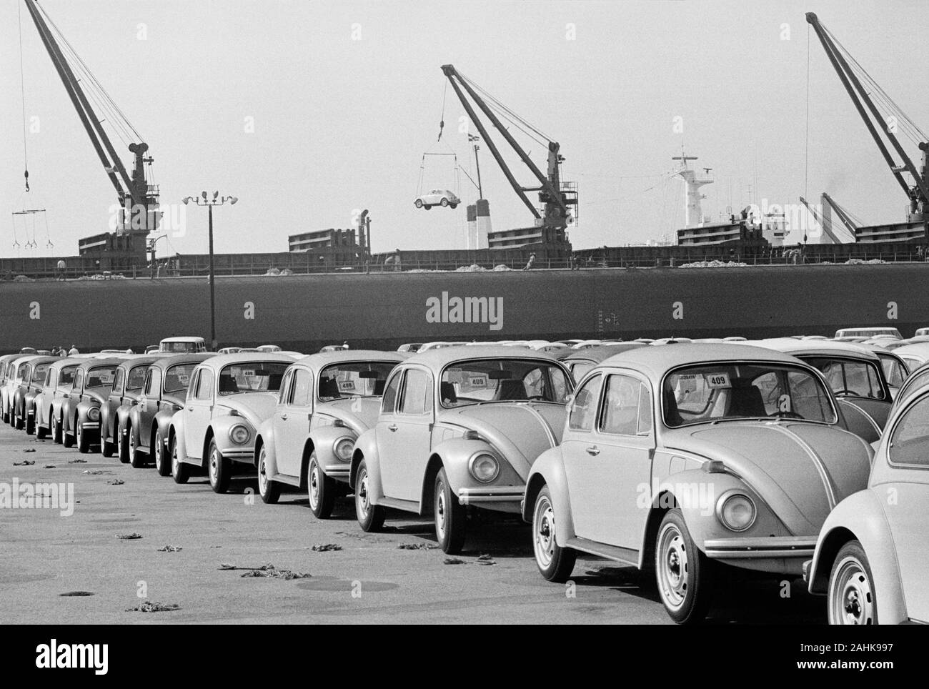 Volkswagen maggiolino auto scaricati dalla nave al terminale marino, fotografia di Warren K. Leffler, Settembre 1969 Foto Stock