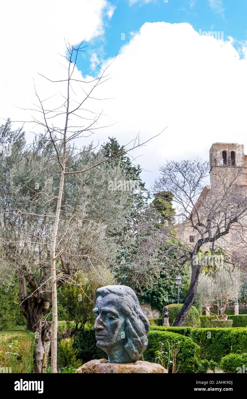 Valldemossa, Mallorca, Spagna - Jan 19, 2019: busto del famoso compositore polacco Frédéric Chopin nel cortile parco della Certosa di Valldemossa. La torre del monastero in background. Foto Stock