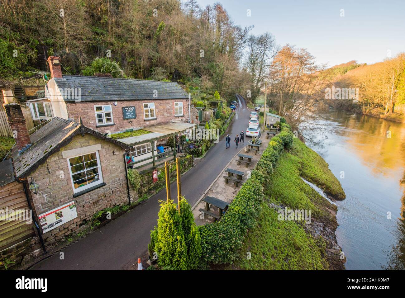 Ampia vista ariel dello storico e grazioso pub in mattoni reale del Boat Inn sul fiume Wye a Redbrook popolare tra escursionisti, camminatori cane e canoe Foto Stock