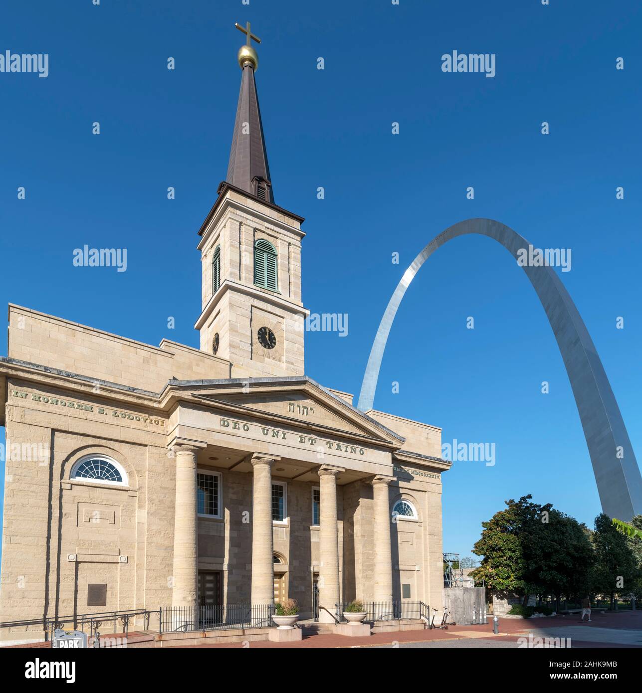 La vecchia cattedrale (Basilica di San Luigi, re di Francia) con il Gateway Arch dietro, Saint Louis, Missouri, Stati Uniti d'America Foto Stock