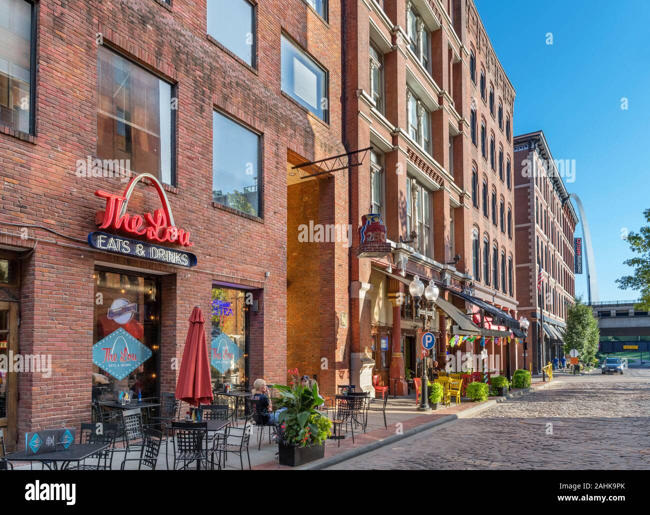 St Louis, MO. Bar e ristoranti in Nord seconda strada nella storica Laclede's Landing distretto, Saint Louis, Missouri, Stati Uniti d'America Foto Stock