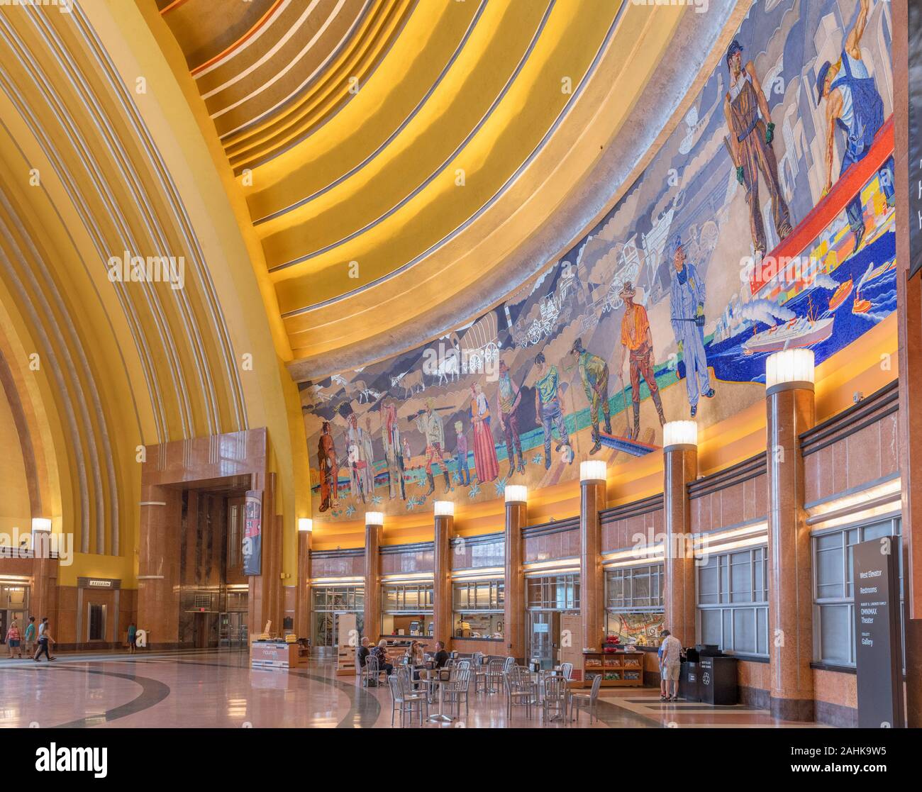 Sala principale nella stazione Union, Cincinnati, Ohio, Stati Uniti d'America. La stazione, un raffinato esempio di architettura Art Deco, è anche un museo centro. Foto Stock