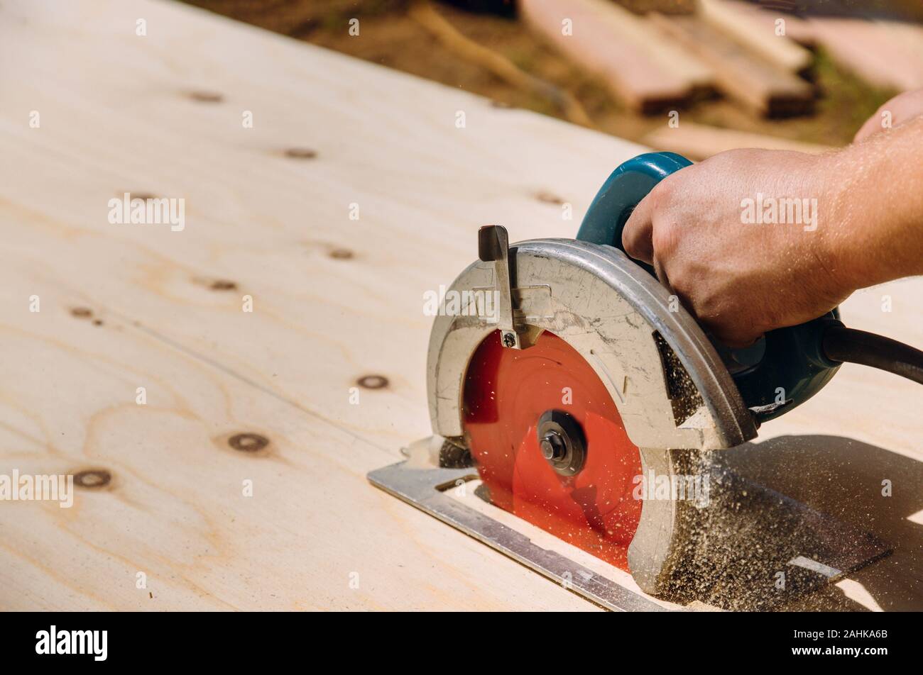 Tuttofare il taglio di legno compensato per mano di trasmissione a vite senza fine sega circolare Foto Stock