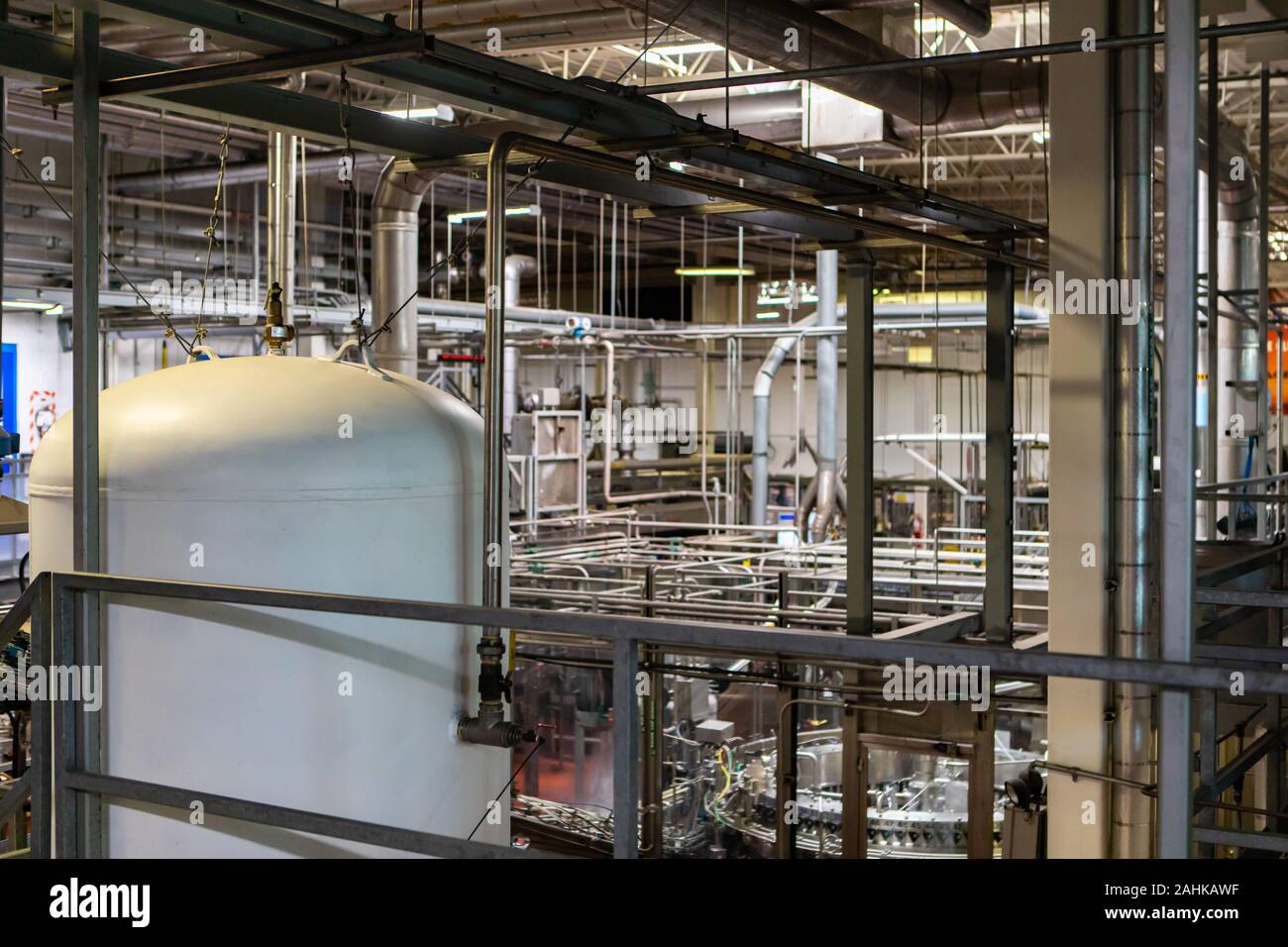 La fabbrica di birra di vista interna, tubi metallici, industria della ...