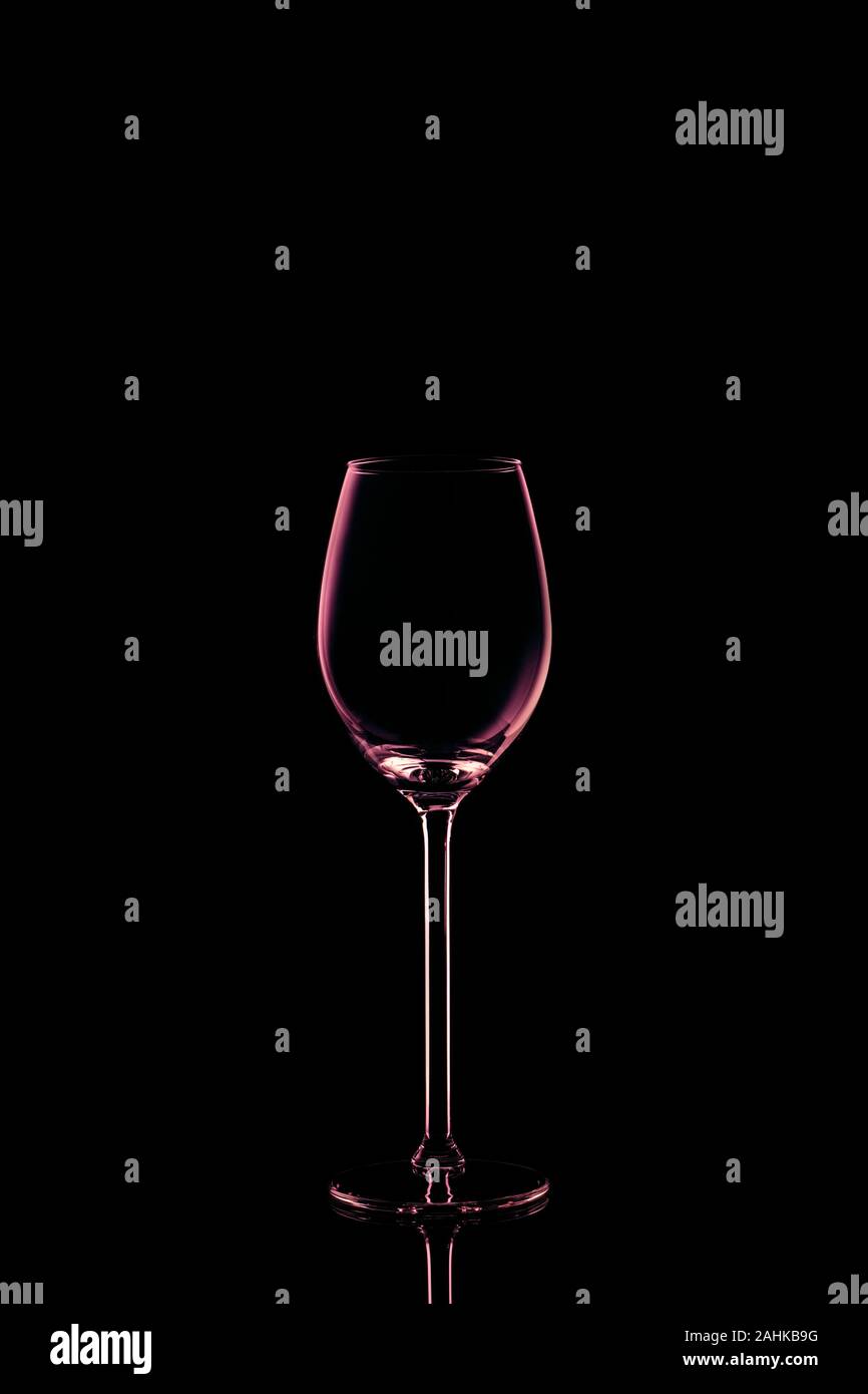 Wineglass su sfondo scuro. Fine vetreria cristal concetto. In verticale Foto Stock