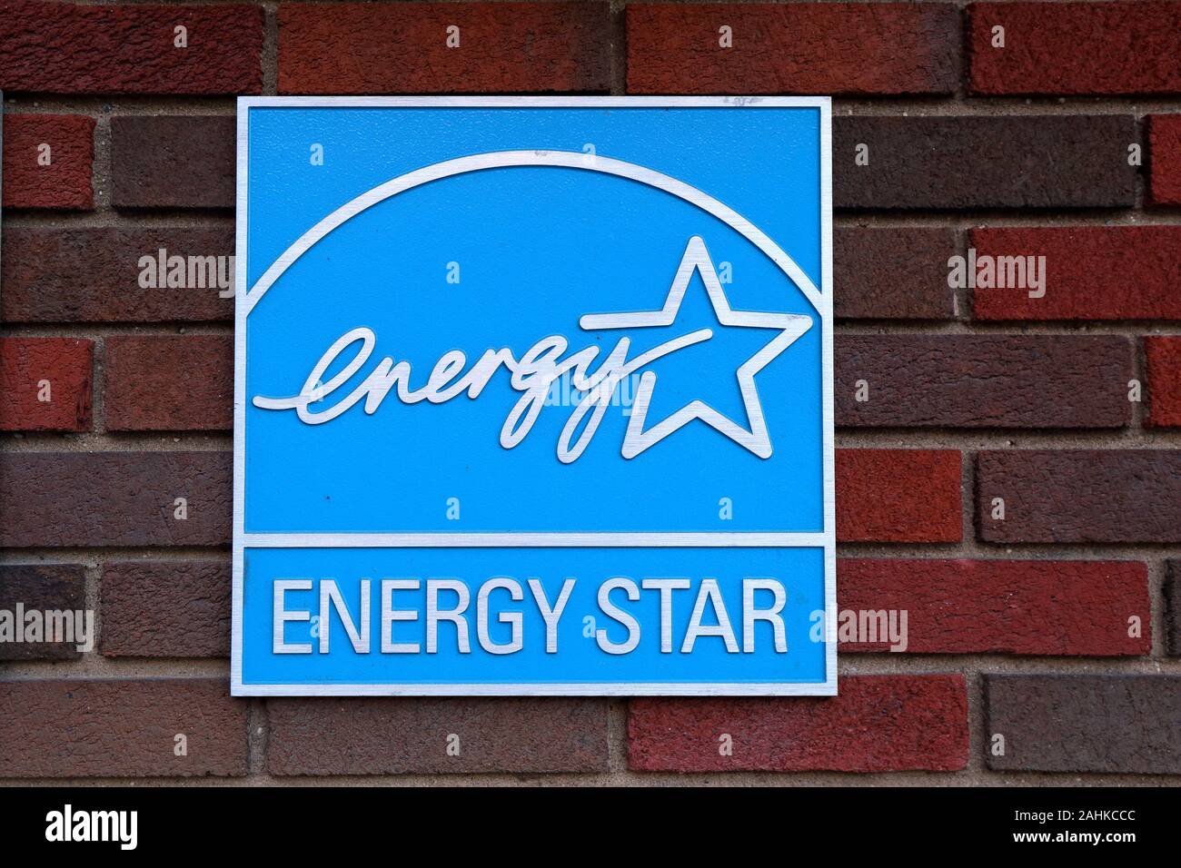 Il logo Energy Star sul muro esterno di un edificio in mattoni che indica detto edificio ha incontrato l'efficienza energetica e gli obiettivi di prestazione stabiliti da US EPA Foto Stock