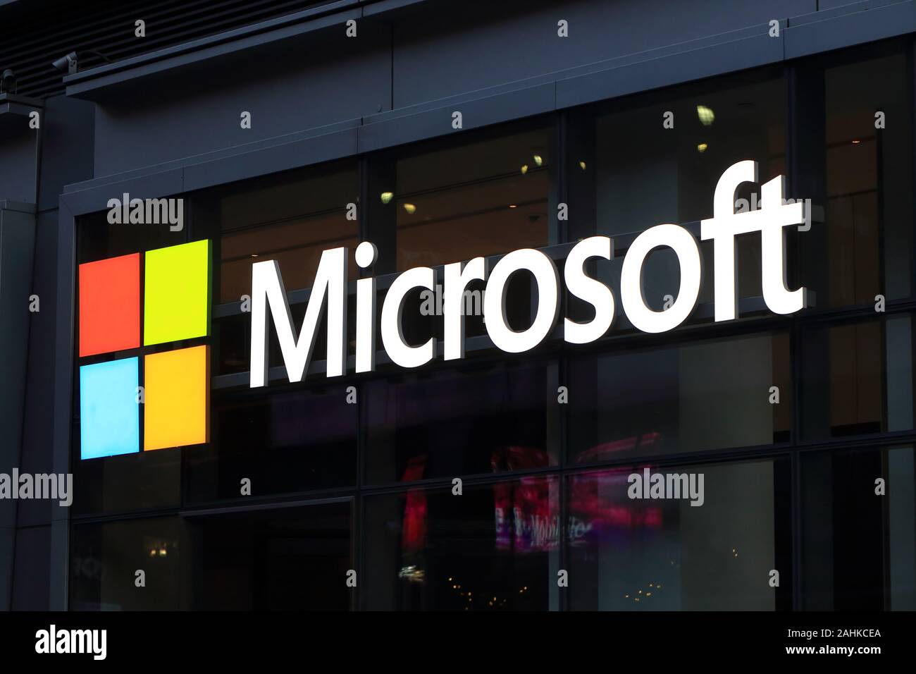 Il logo di Microsoft su un edificio in vetro e metallo nero costruzione nel quartiere di Times Square di Manhattan, New York, NY Foto Stock