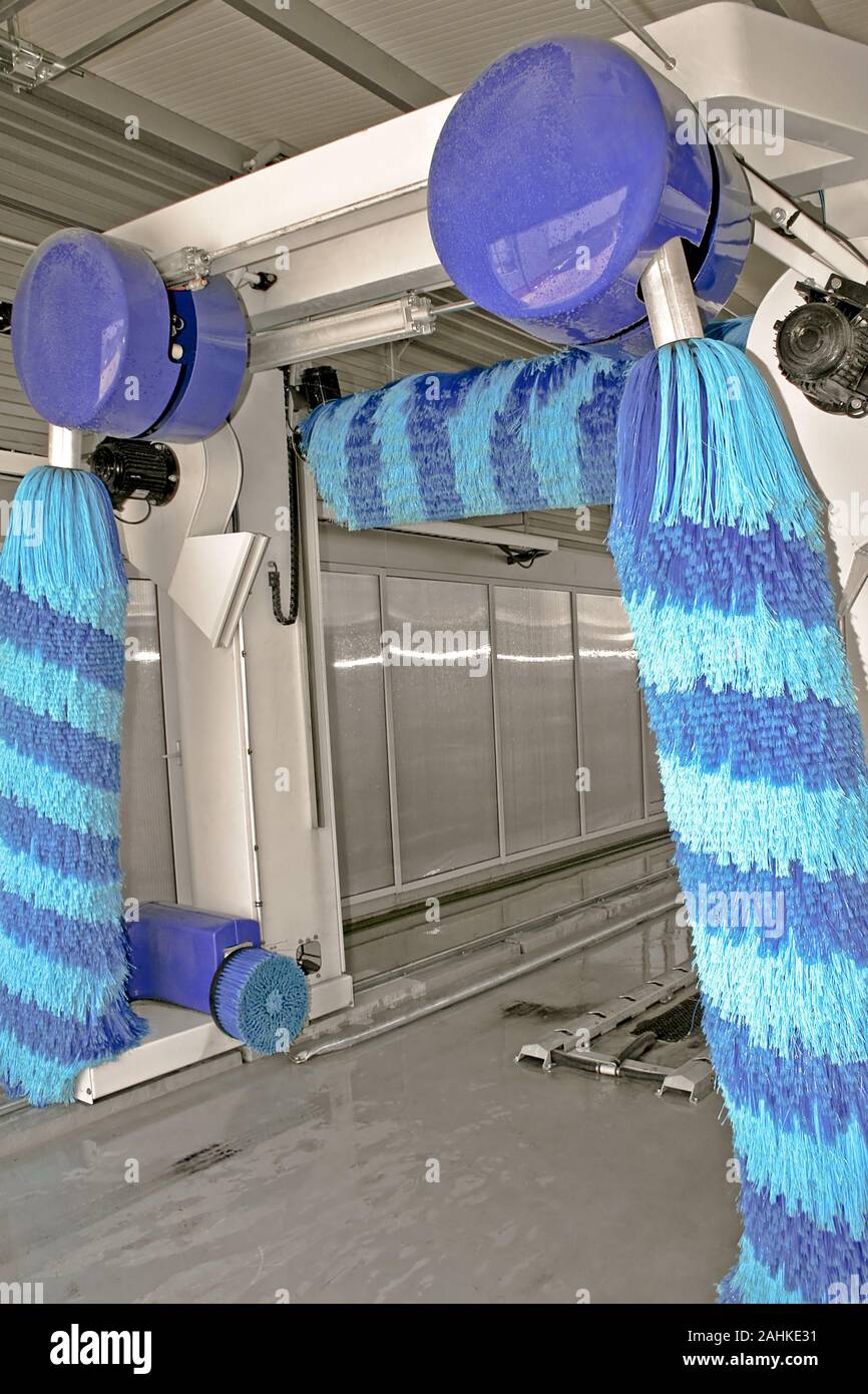 Servizio di lavaggio auto con big blue spazzole Foto stock - Alamy