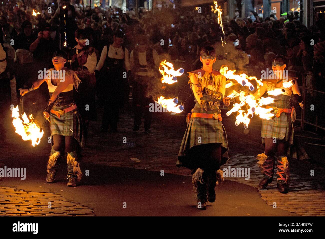 Edimburgo, Scozia, Regno Unito. Il 30 dicembre 2019. Processione aux flambeaux segnando l inizio del nuovo anno le celebrazioni si fa strada verso il basso Royal Mile il Lord Provost di Edimburgo e Willie Rennie scozzese del gruppo del Partito europeo dei liberali democratici Leader sono nel gruppo di testa, con tubo & bande del tamburo e della Scozia Celtic Fire Theatre Company, PyroCeltica, e foriero Drum'equipaggio. Credito: Arch bianco/ Alamy Live News. Foto Stock