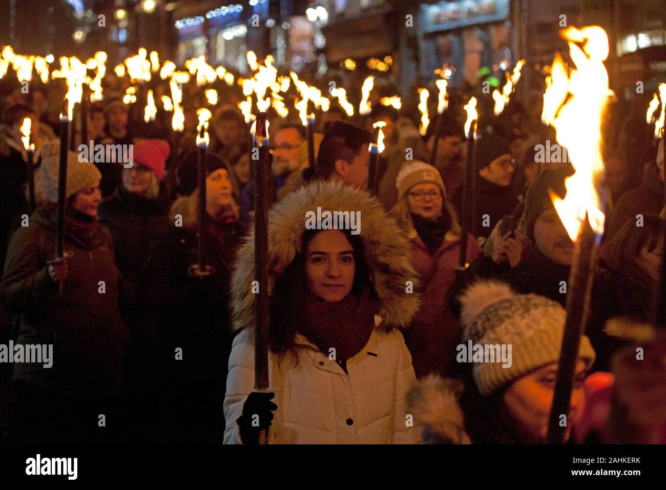 Edimburgo, Scozia, Regno Unito. Il 30 dicembre 2019. Processione aux flambeaux segnando l inizio del nuovo anno le celebrazioni si fa strada verso il basso Royal Mile il Lord Provost di Edimburgo e Willie Rennie scozzese del gruppo del Partito europeo dei liberali democratici Leader sono nel gruppo di testa, con tubo & bande del tamburo e della Scozia Celtic Fire Theatre Company, PyroCeltica, e foriero Drum'equipaggio. Credito: Arch bianco/ Alamy Live News. Foto Stock