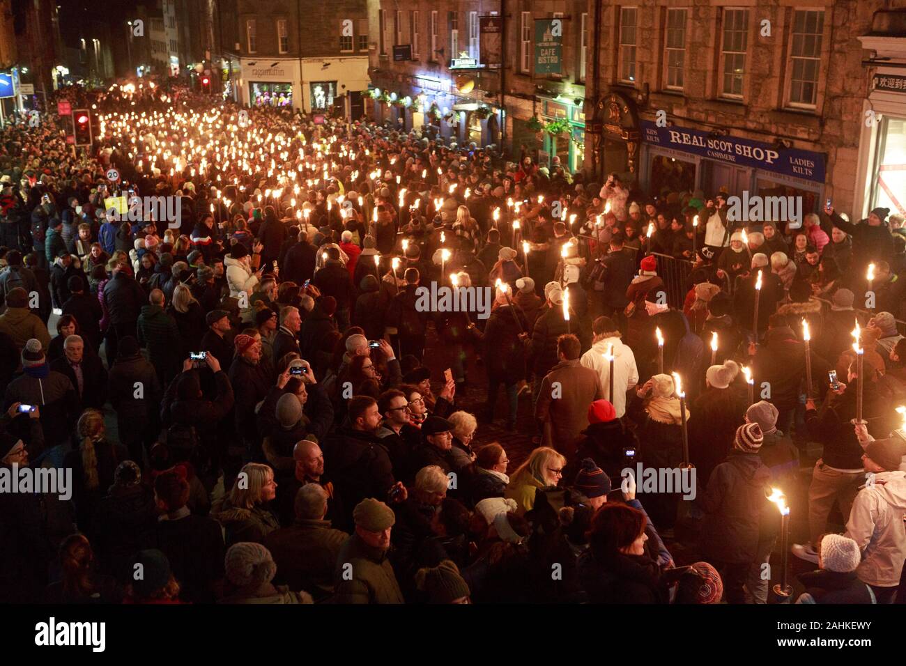 Edimburgo in Scozia, Regno Unito 30 dicembre 2019; la processione aux flambeaux fluisce giù Edinburgh storico Royal Mile, con dieci Tubo & tamburo gruppi provenienti da tutta la Scozia orgogliosamente portato dalla Scozia il pionieristico Celtic Fire Theatre Company, PyroCeltica, e foriero Drum'equipaggio. Pak@ Mera/Alamy Live News Foto Stock