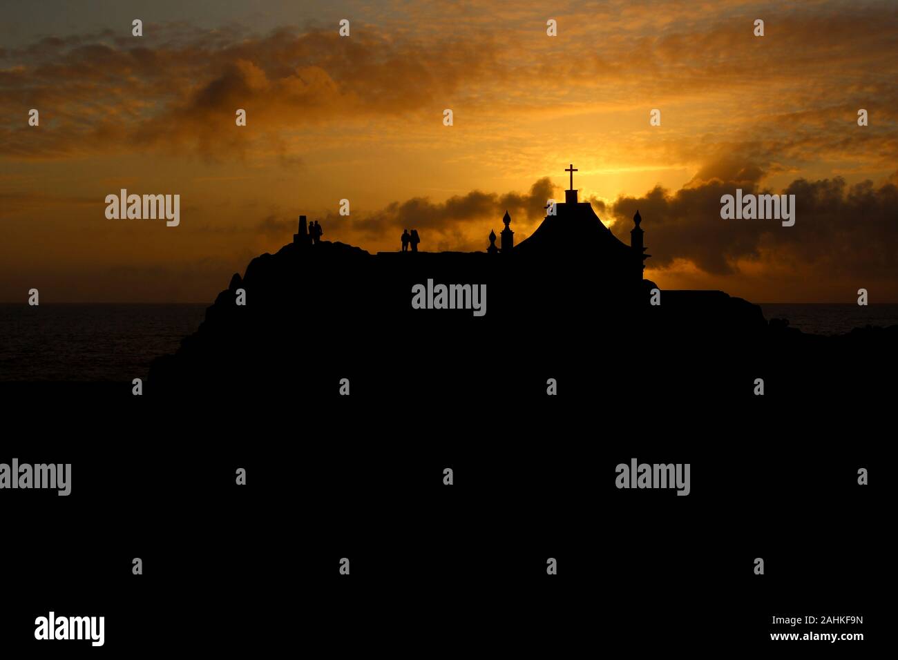 Cappella con la silhouette della gente al tramonto. Contre-jour. Leça Da Palmeira, Porto, Portogallo. Foto Stock