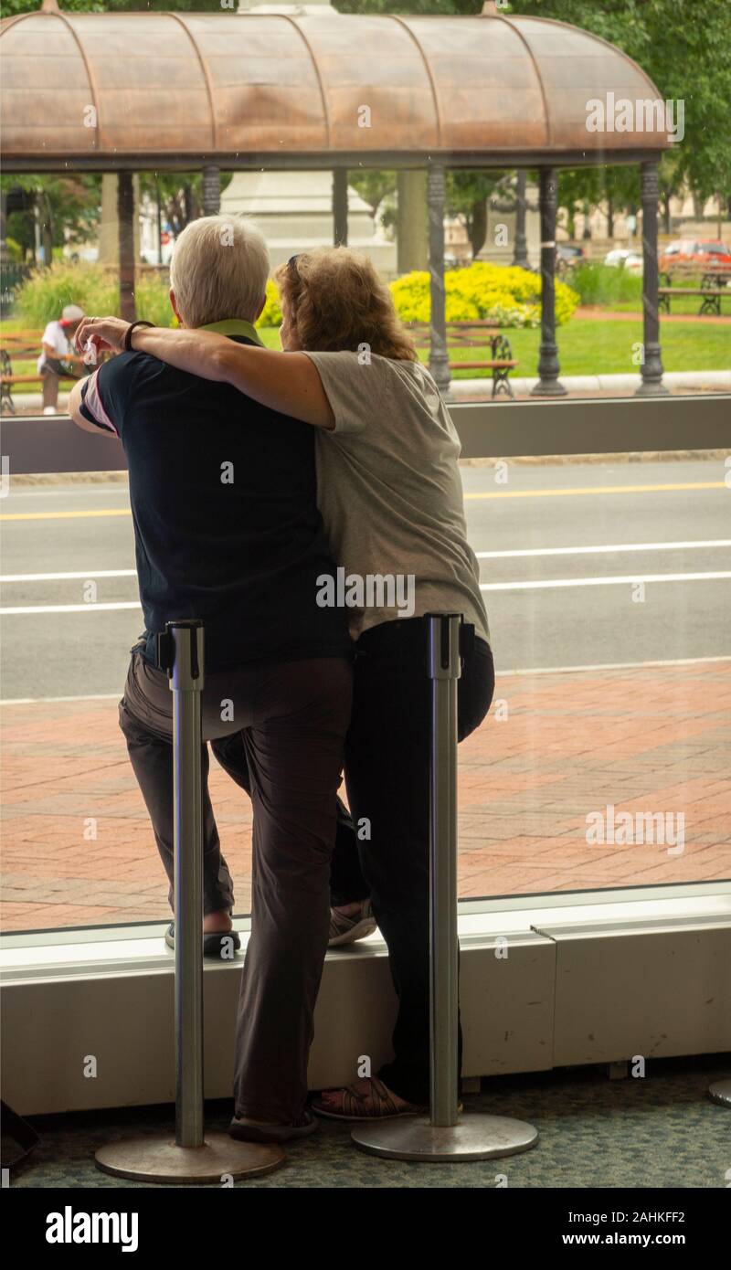 coppia di mezza età che guarda fuori finestra Springfield ma Foto Stock