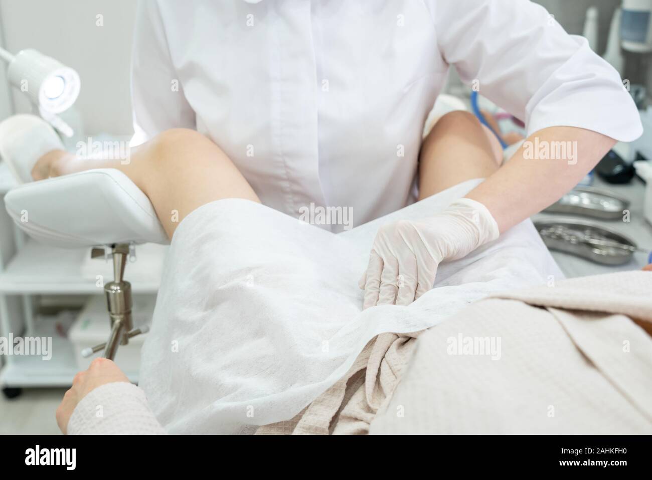 Paziente con un ginecologo durante la consultazione in ufficio  ginecologiche Foto stock - Alamy