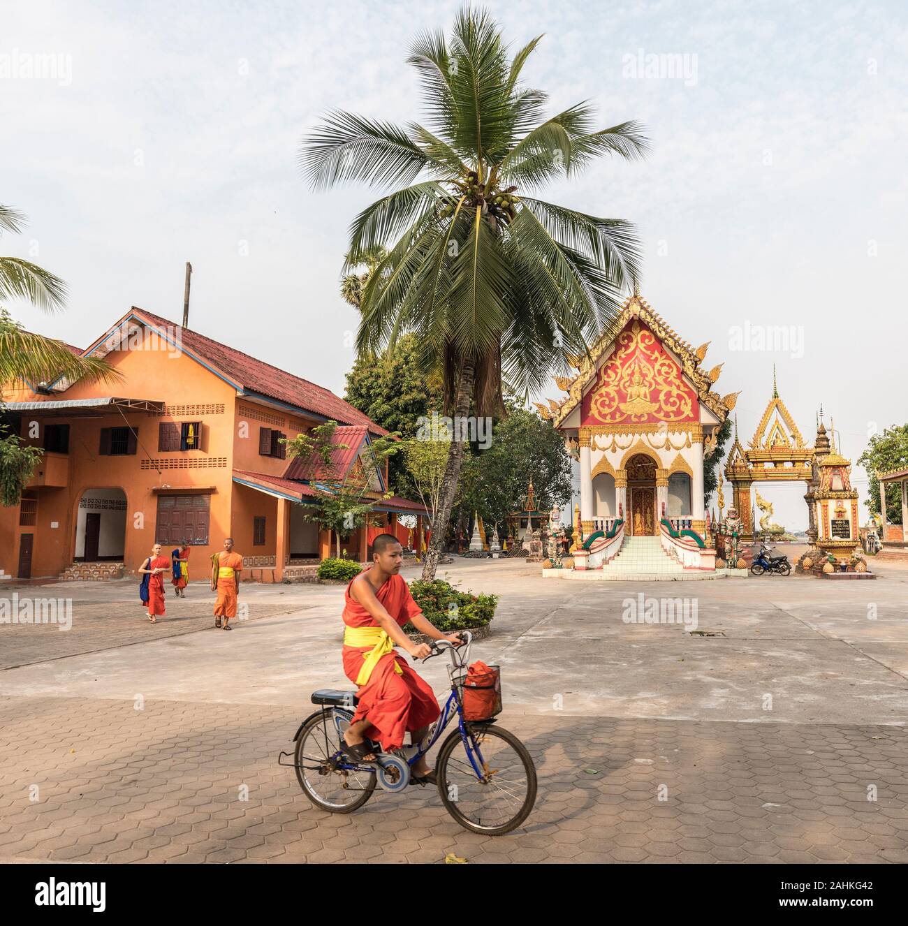Mokr Bicicletta Equitazione al tempio, Thakek, Laos Foto Stock