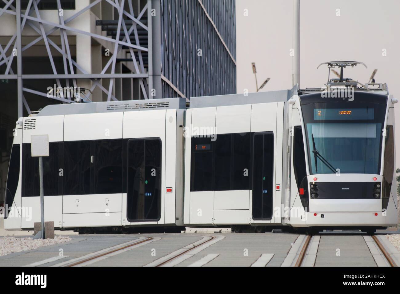 Qatar Foundation (QF) ha lanciato l’Education City Tram, un sistema di trasporto pionieristico che porta in Qatar una nuova forma di viaggi sostenibili Foto Stock