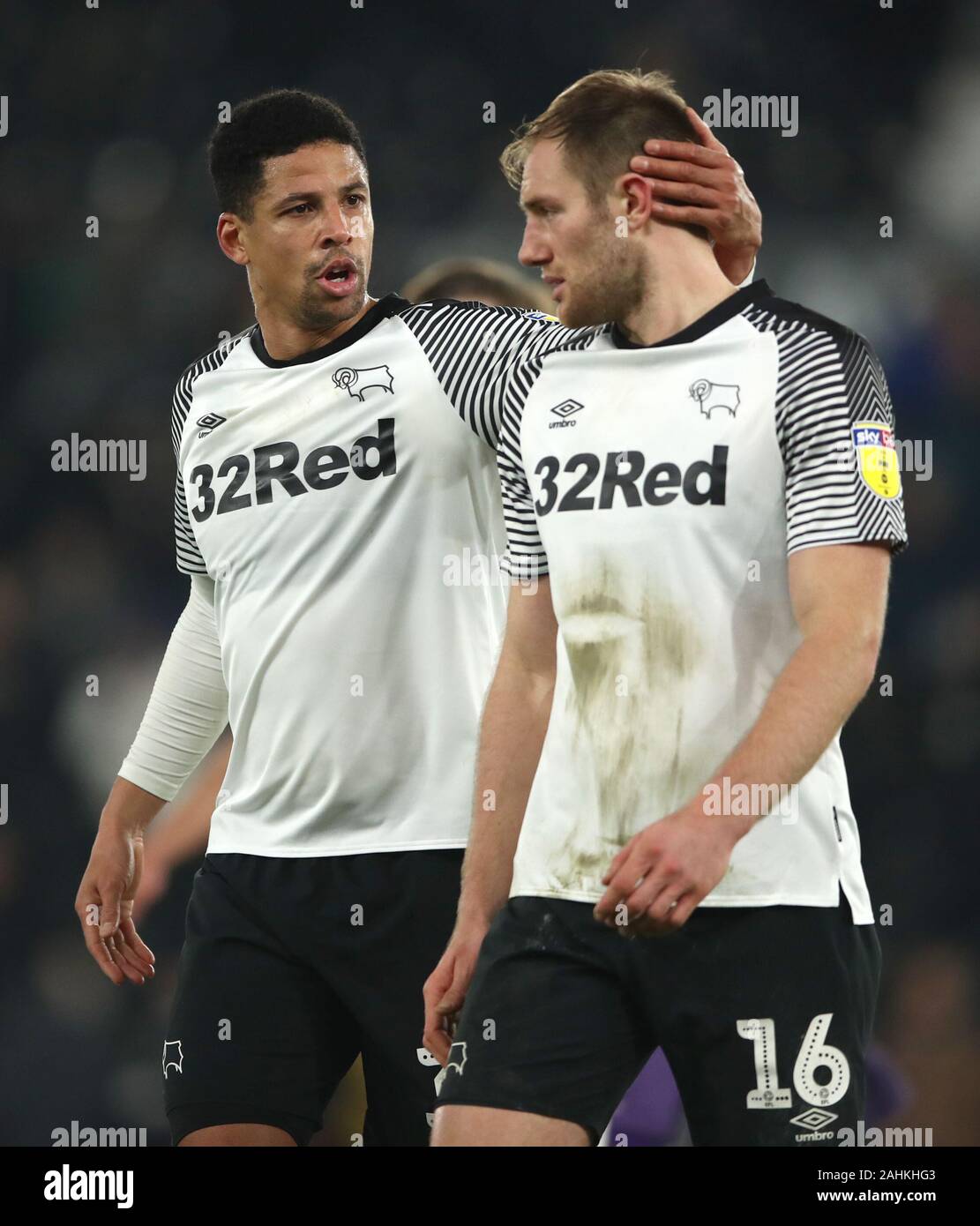 Derby County's Curtis Davies (sinistra) e Matt Clarke dopo il fischio finale del Cielo scommessa match del campionato al Pride Park, Derby. Foto Stock