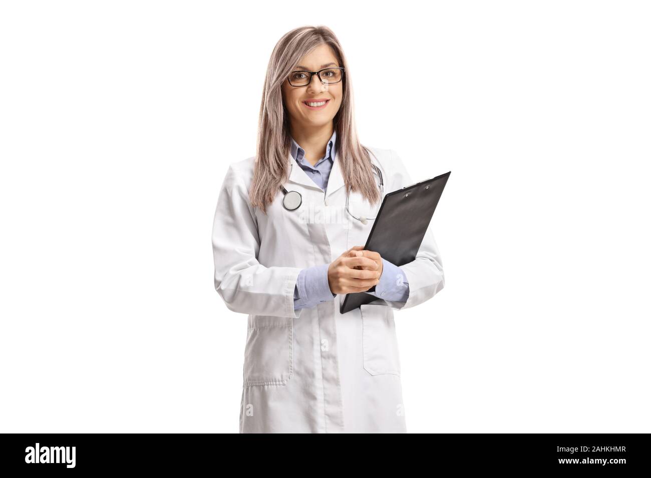 Medico donna tenendo un clipboard e sorridente isolati su sfondo bianco Foto Stock