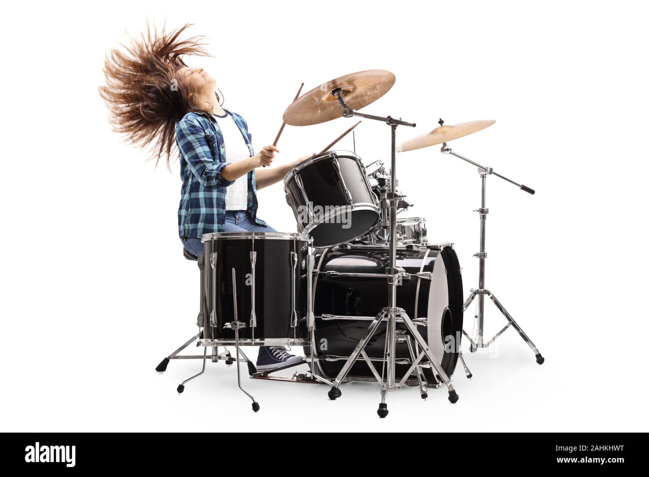 Batterista femmina giocando su un drum set e gettando i capelli indietro isolati su sfondo bianco Foto Stock