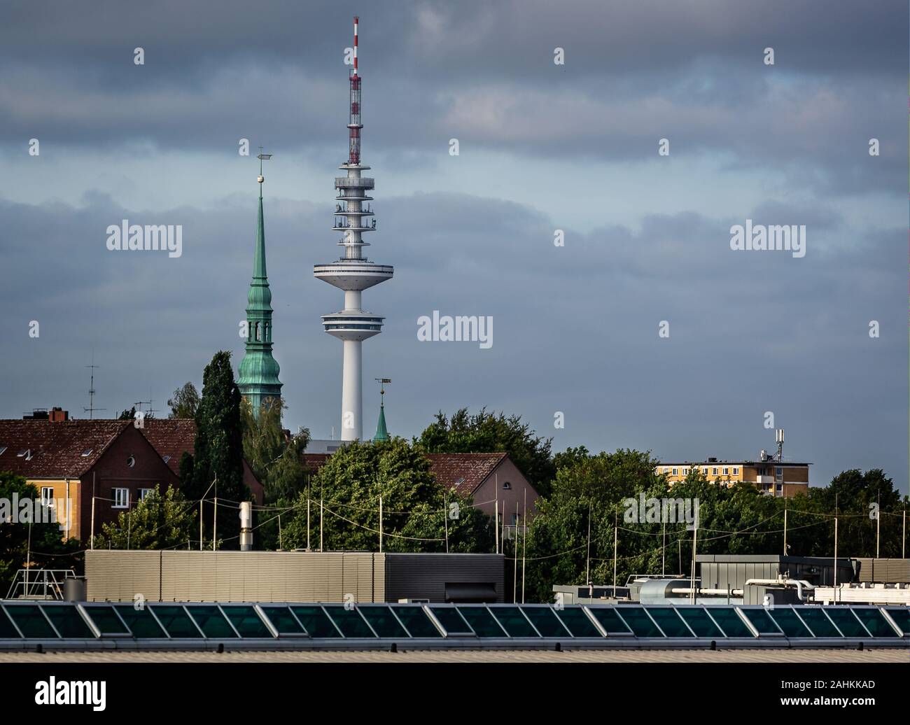 Heinrich Hertz tower - forno a microonde telecommunication tower - dal fiume Elba ad Amburgo in Germania il 16 Luglio 2019 Foto Stock