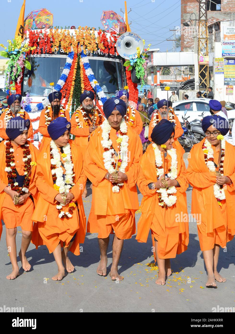 Beawar, India. 30 Dic, 2019. La religione sikh devoti vestiti come Panj Pyare partecipare a una processione davanti alla nascita anniversario di Guru Gobind Singh in Beawar. (Foto di Sumit Saraswat/Pacific Stampa) Credito: Pacific Press Agency/Alamy Live News Foto Stock