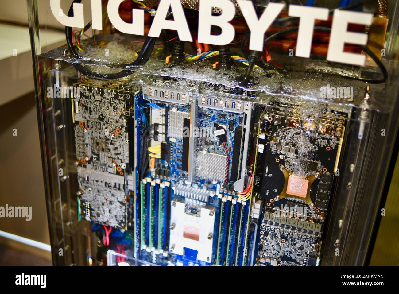 Gigabyte a due fasi liquido di immersione (3M Novec fluido) raffreddamento completamente sommerso centro dati/server digitare computer al CES di Las Vegas, NV, Stati Uniti d'America. Foto Stock