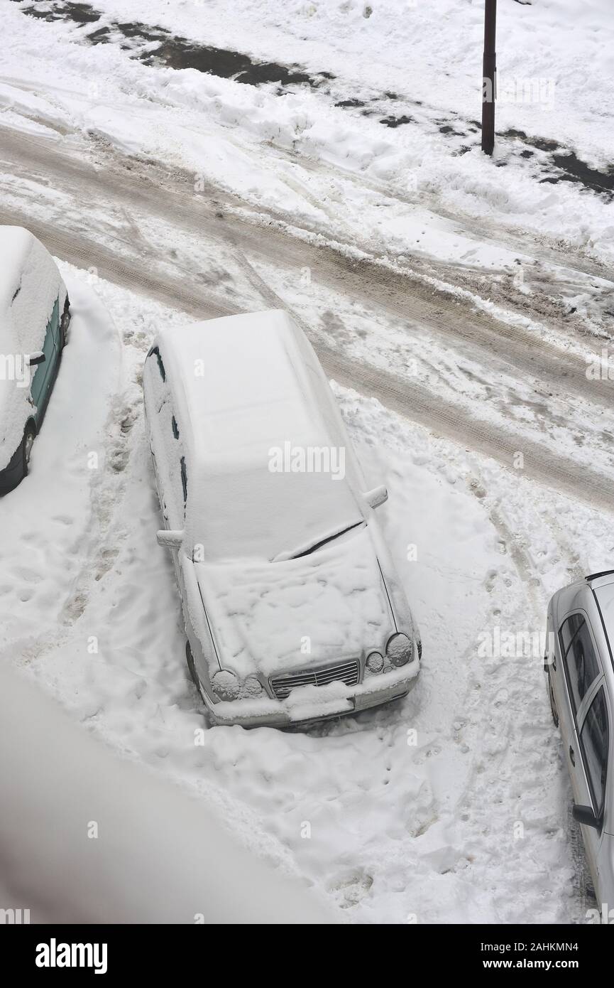 inverno, inverno in città, neve, scivoloso, comunicazione, sepolto, strade, strade, auto, autunno neve, condizioni innevate, immagini climatiche, clima invernale Foto Stock