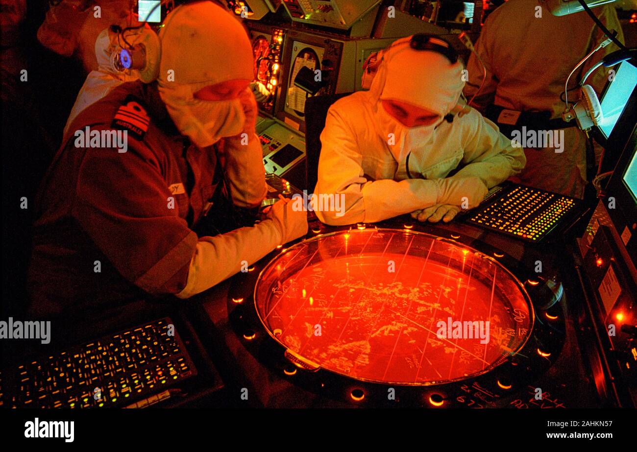 La sala operativa a bordo di HMS Liverpool (D 92), un Royal Navy tipo 42 Batch 2 cacciatorpediniere, durante una difesa aerea esercizio. Essi utilizzano Ferranti ADAWS 8 con ADIMP, interfacciamento con tutte le armi, sensori, ESM, radar e apparecchiature di navigazione. Liverpool è stato commissionato nel 1982 e pagato nel 2012. Foto Stock