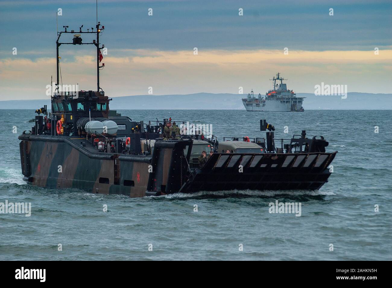 Un Royal Marines landing craft (LCU 10, Landing Craft Utility Mc 10) con un carico di veicoli prelevati da RFA Sir Galahad avvicinando la spiaggia Foto Stock