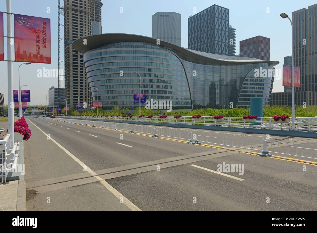 Un gruppo di grattacieli forma il cuore della zona di libero scambio di Binhai nella parte orientale di Tianjin, Cina, visto da un ponte sul fiume Haihe. Foto Stock